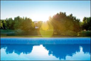 una piscina de agua con reflejo del sol en Casa di Mare, en Palaikastro