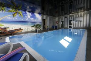 duży basen z widokiem na plażę w obiekcie Azul w Grzybowie