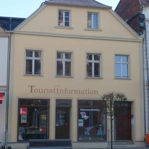 a building with the words tourist information on it at Pension & Ferienwohnung Zum Schmuckgiebel in Tangermünde