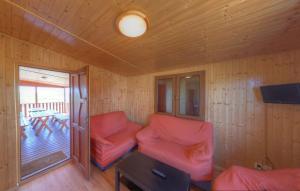 Habitación con 2 sillas rojas y balcón. en Casa Rural Cuesta Grande, en Pelabravo