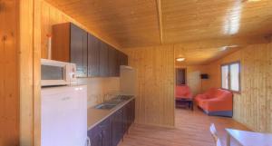 eine Küche mit einem Kühlschrank und einer Mikrowelle in der Unterkunft Casa Rural Cuesta Grande in Pelabravo