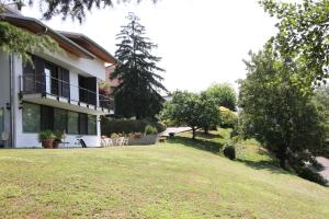 a view of a house with a yard at Da Zoe in Moncalvo