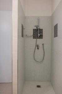 a shower with a hose in a bathroom at Hotel & Wellness Stella Delle Langhe in Govone
