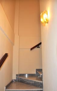 サンタ・ポラにあるSanta Catarinaの照明付きの部屋の階段