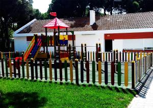 Aire de jeux pour enfants de l'établissement Parque de Campismo Orbitur Costa de Caparica