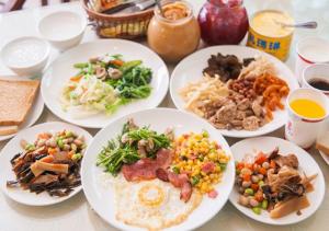 un montón de platos de comida en una mesa en Lu Kang Villa Spa, en Lukang