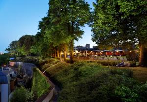 Κήπος έξω από το Hotel Parc Belle-Vue