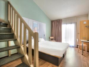 Llit o llits en una habitació de B&B HOTEL Villeneuve Loubet Village