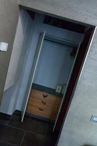 トリノにあるRM1Hのバスルーム(鏡、木製キャビネット付)