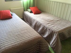 twee bedden naast elkaar in een kamer bij Lomakoli rivi4 in Kolinkylä
