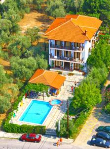 una vista aérea de un gran edificio con piscina en Pagaseon Rooms and Apartments en Kala Nera