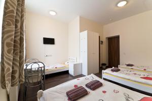 Postel nebo postele na pokoji v ubytování Happy Hotel