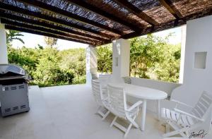 マルベーリャにあるGreat Villa Near Beach and Marbellaの白いダイニングルーム(白いテーブルと椅子付)