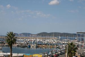 un porto pieno di barche in acqua di Vest House 45 ad Alghero