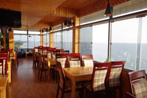 Un restaurante con mesas y sillas y vista al mar. en Ngoc Chau Phu Quoc Hotel, en Phu Quoc