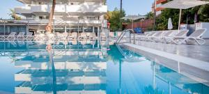 The swimming pool at or close to Globales Panamá - Adults Only