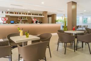A restaurant or other place to eat at Globales Panamá - Adults Only