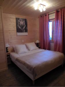 モルジヌにあるLa combeの木製の部屋に大型ベッドが備わるベッドルーム1室が備わります。
