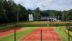 Εγκαταστάσεις για τένις ή/και σκουός στο Hotel Pod Šaumburkem ή εκεί κοντά