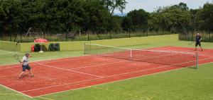 Tennis and/or squash facilities at Hotel Pod Šaumburkem or nearby