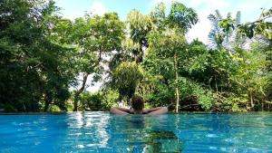 una mujer en el agua en una piscina en Green Hill Paradise Villa, en Unawatuna