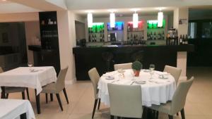 Un restaurant u otro lugar para comer en Hotel Casino Hue Melen