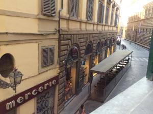 un edificio con un letrero al lado de una calle en TAILOR HOUSE B&B, en Florencia