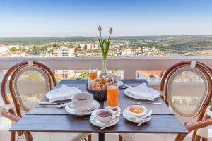 una mesa azul con desayuno en el balcón en Luna Hotel Turismo en Abrantes