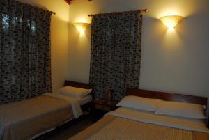 Uma cama ou camas num quarto em Vardan Resort n' Apartment