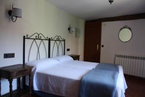 Cama o camas de una habitación en Hotel Mesón del Gallo