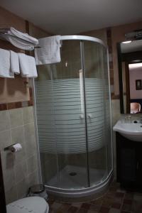 Un baño de Hotel Mesón del Gallo