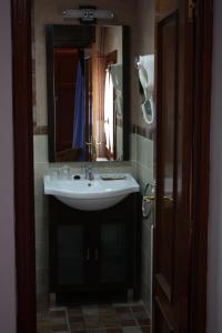 Un baño de Hotel Mesón del Gallo