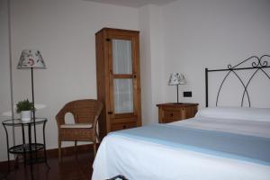 Cama o camas de una habitación en Hotel Mesón del Gallo