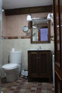 Un baño de Hotel Mesón del Gallo