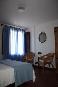 Cama o camas de una habitación en Hotel Mesón del Gallo