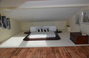 Ένα ή περισσότερα κρεβάτια σε δωμάτιο στο Villa Prinz Heinrich _ Panoramabli