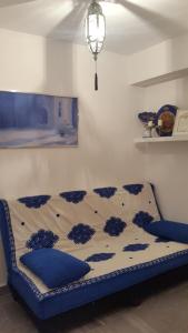 ネルハにあるMagnifico piso en Nerjaの青と白のベッドが備わる客室です。