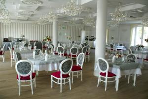 En restaurant eller et spisested på Pałac Domaniowski