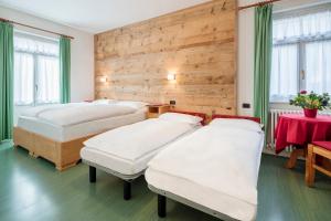 Łóżko lub łóżka w pokoju w obiekcie Hotel Oasi