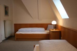 Posteľ alebo postele v izbe v ubytovaní Romantik Residenz (Ferienwohnungen Hotel Im Weissen Rössl) - Dependance