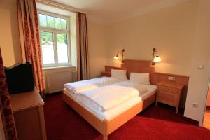 Posteľ alebo postele v izbe v ubytovaní Romantik Residenz (Ferienwohnungen Hotel Im Weissen Rössl) - Dependance