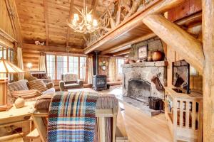 uma sala de estar com lareira num chalé de madeira em Zoe's Log Cabin em Welches