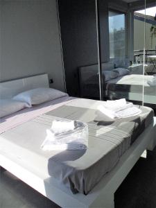 dwa łóżka w pokoju z lustrami w obiekcie Appartement Cattleya - rue halevy w Nicei