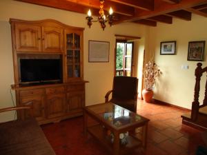 een woonkamer met een flatscreen-tv en een tafel bij El Cantil in Sevares