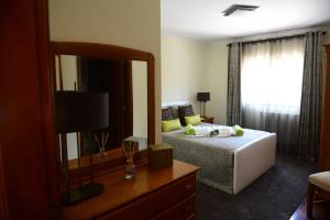 een slaapkamer met een bed en een grote spiegel bij AboimHouse in Amarante +35 foto's