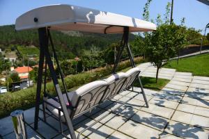 een schommel met een surfplank erop bij AboimHouse in Amarante