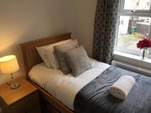 En eller flere senge i et værelse på Arma Short Stays 122 - Spacious 3 Bed Oxford House Sleeps 6- FREE PARKNG For 2 Vehicles - Large Garden