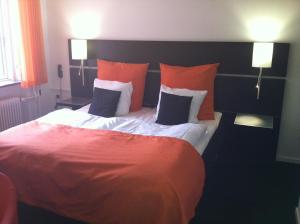 En eller flere senge i et værelse på Hotel Harmonien