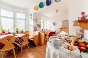 una cocina y comedor con una mesa con comida. en Hotel Oasi, en Cortina dʼAmpezzo