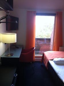 سرير أو أسرّة في غرفة في Hotel Harmonien